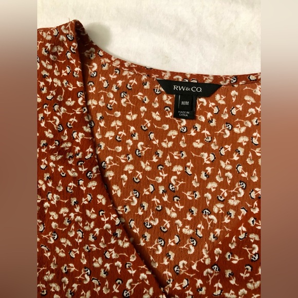 RW&CO bright orange Ditsy floral blouse, Women’s size medium • - Picture 3 of 4